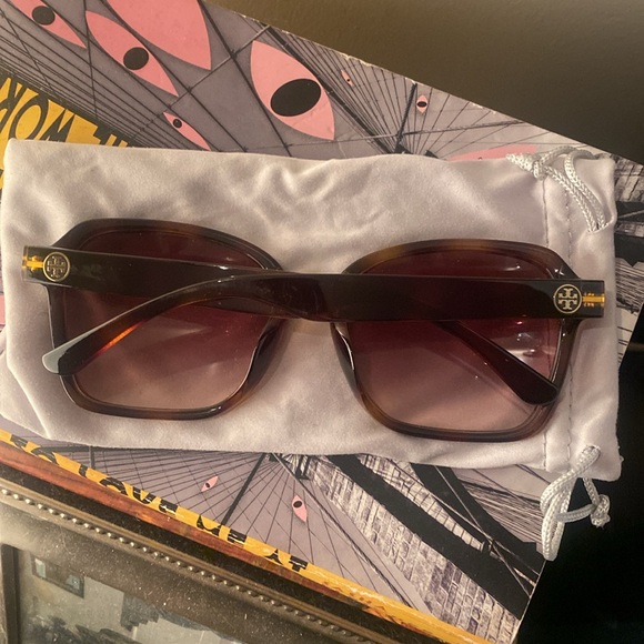Tory Burch tortoise frame sunnies - Picture 2 of 6
